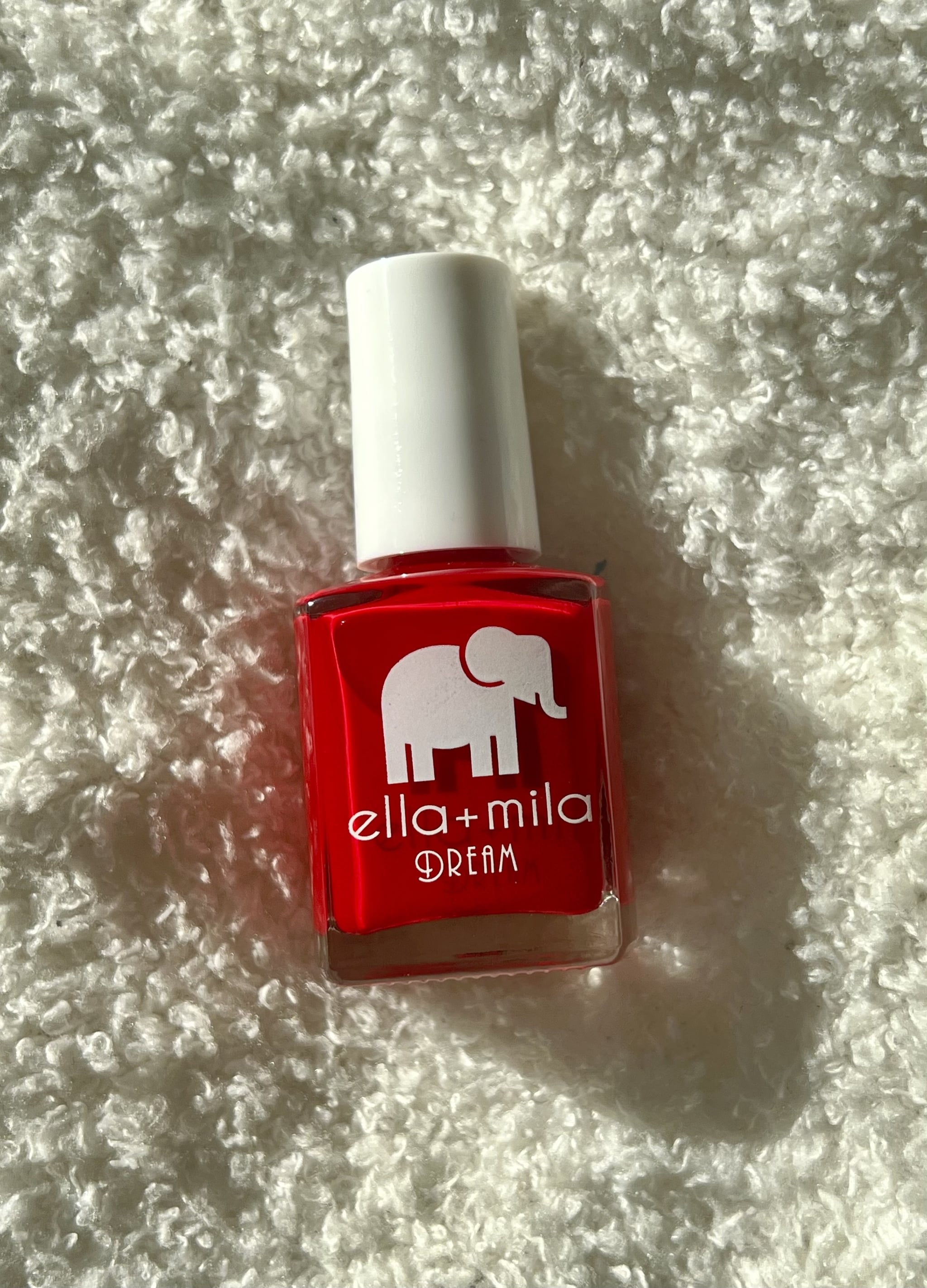 Лак для ногтей Ella+Mila в оттенке Unwrap Me из коллекции Dream, ярко-красного оттенка.