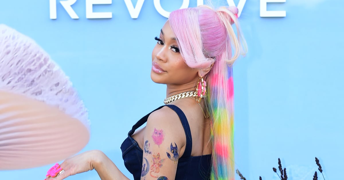Радужные волосы Saweetie на Coachella 2023