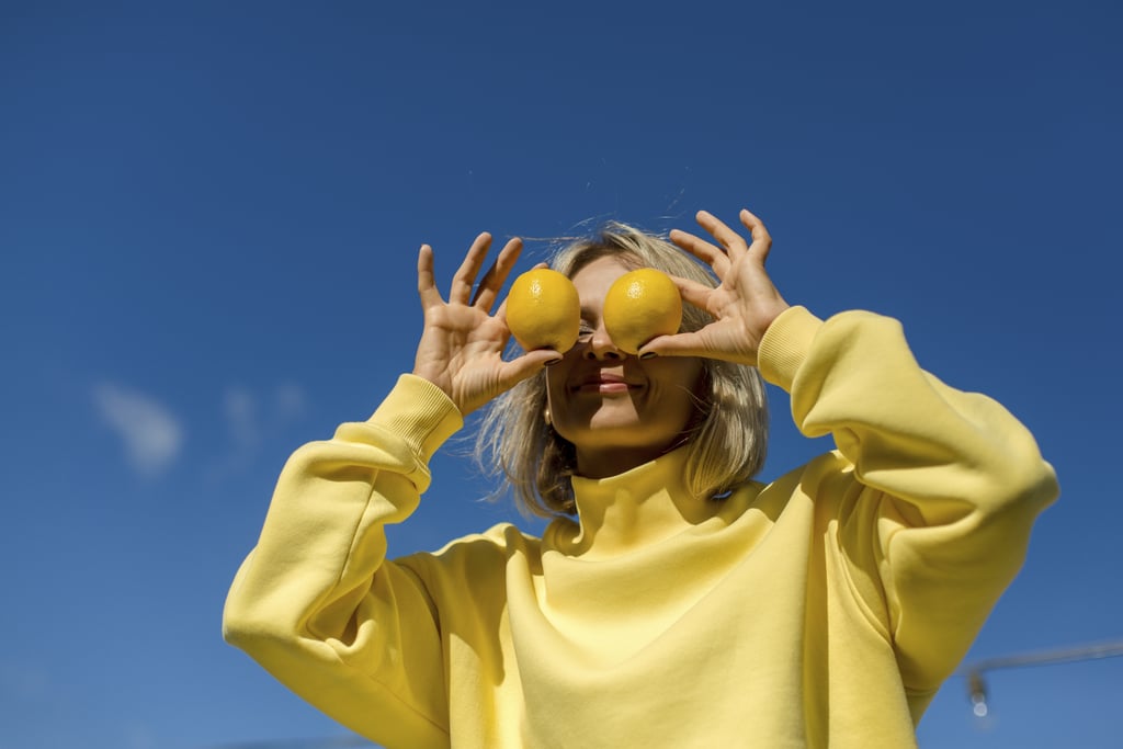 Как естественным образом осветлить волосы с помощью лимона
