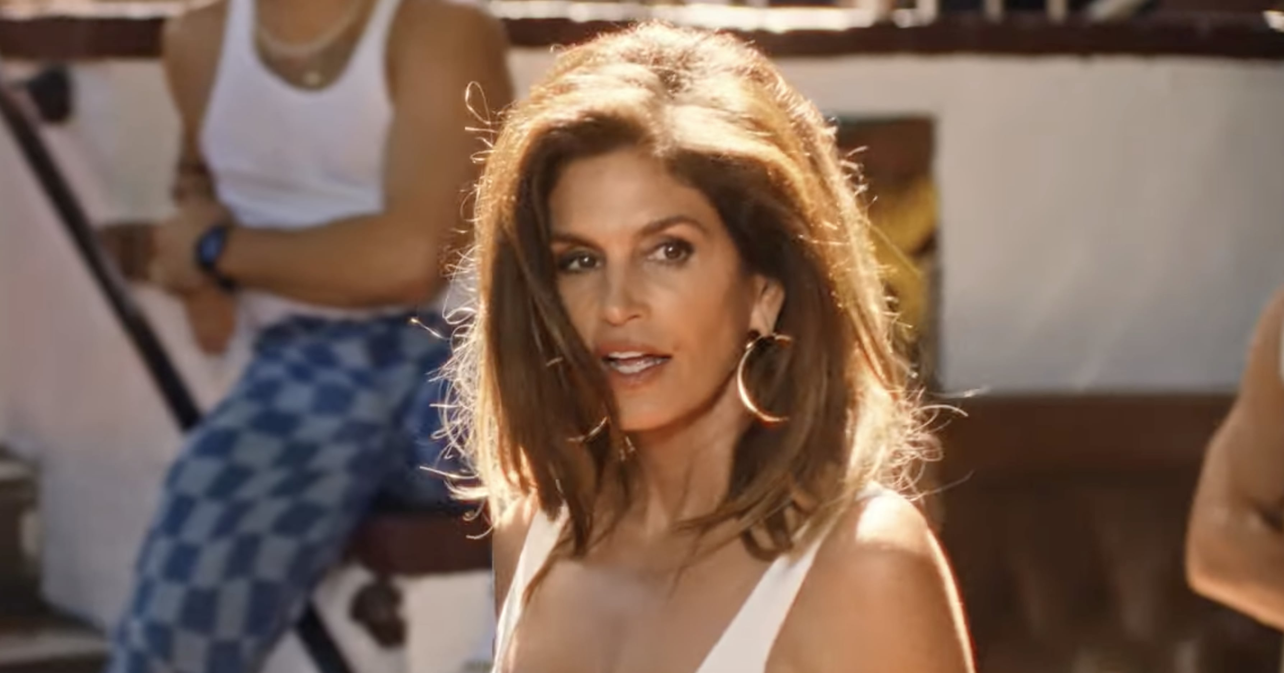 Синди Кроуфорд воссоздает прическу из рекламы Pepsi в музыкальном видео