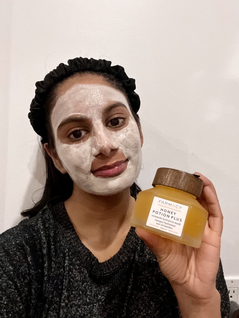 женщина наносит на кожу увлажняющую маску Farmacy Honey Potion Plus Ceramine.